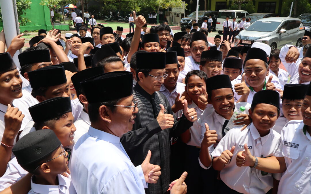 Sebuah Hari yang Bersejarah: Ketika Pak Menteri Menyapa dan Mendokan Anak-Anak Kami