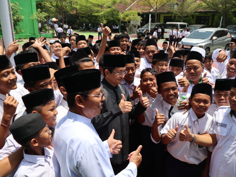Sebuah Hari yang Bersejarah: Ketika Pak Menteri Menyapa dan Mendokan Anak-Anak Kami 7 IMG_0363