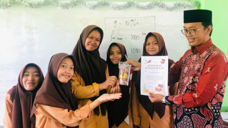 Belajar Fisika Jadi Seru! Siswa Kelas 9 Taklukkan Tekanan Hidrostatis Lewat Game "Misi Penyelam Harta Karun" 5 IMG_7673