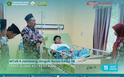 MTsN 4 Jombang Jenguk Siswa Kelas 9B yang Alami Kecelakaan