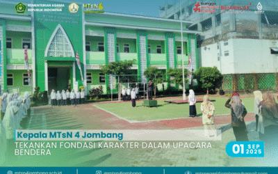 Kepala MTsN 4 Jombang Tekankan Fondasi Karakter dalam Upacara Bendera