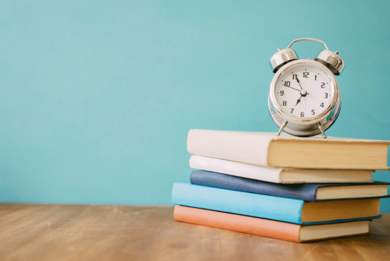 Apakah Kamu Tau? Membaca 15 Menit Sehari Bisa Mengubah Hidupmu 10 book n clock