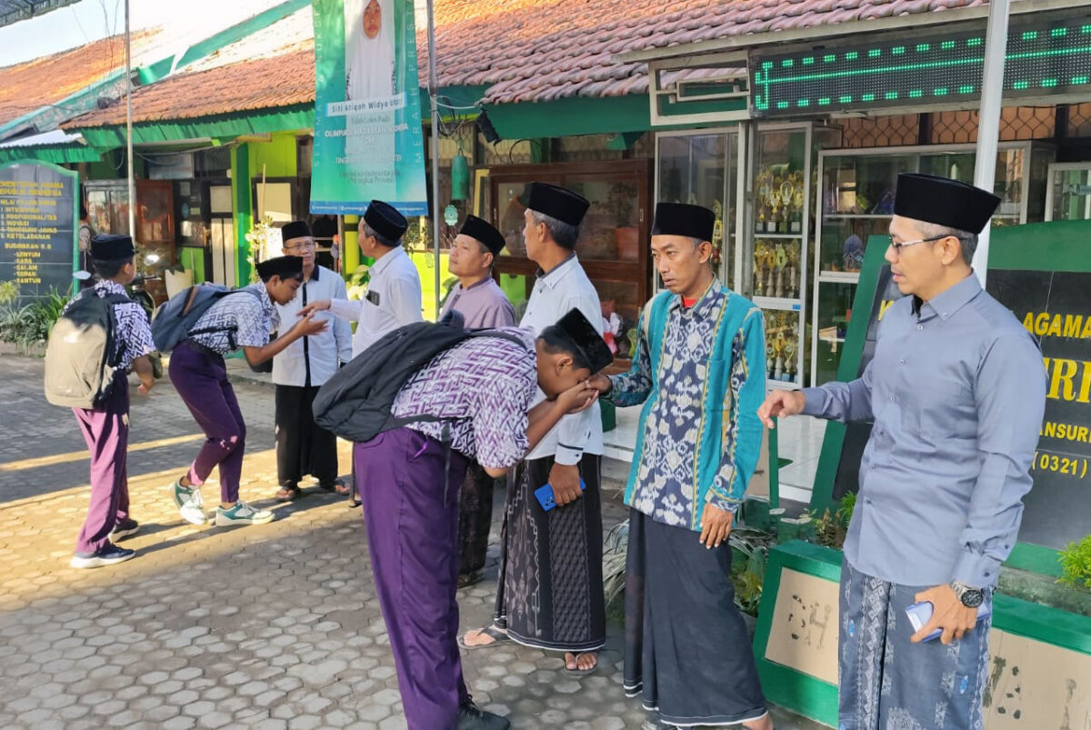 Semarak Hari Santri Nasional 2025 di MTsN 4 Denanyar Jombang : Bersarung, Berkah, dan Berjiwa Santri 2 0dc7a423 7377 4305 9529 6b49f09f131a