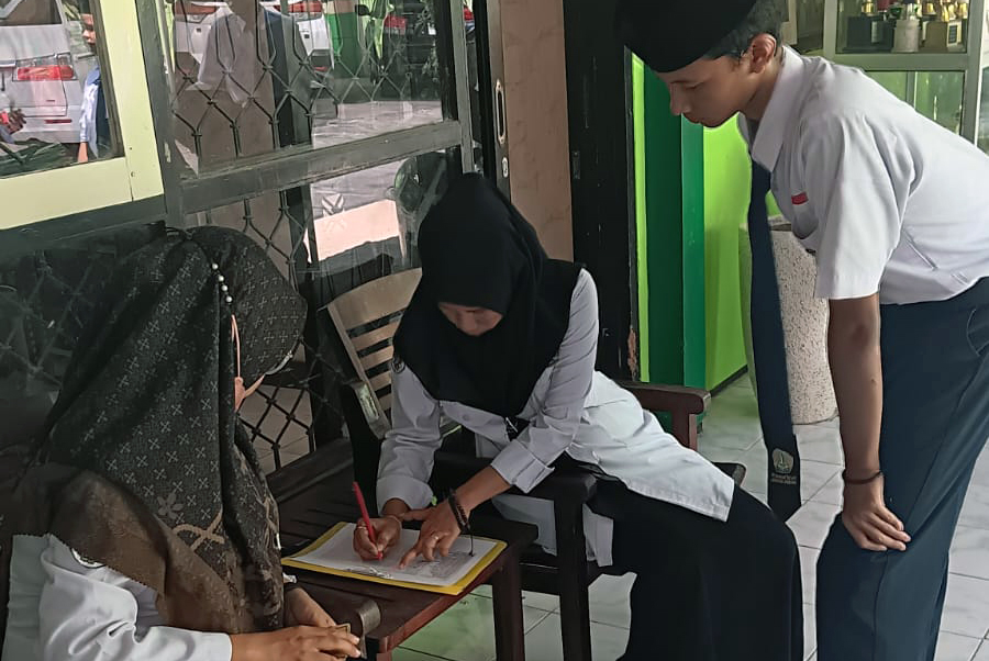 Kartu Kuning Sholat Dzuhur: Praktek Baik yang Menjadi Karakter di MTsN 4 Denanyar Jombang 1 47f8b6e1 e1a9 48ba b19f 461a73d76918