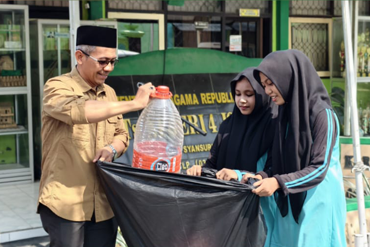 MTsN 4 Denanyar Jombang Kumandangkan “Gema Sajadah” – Gerakan Madrasah Sampah Jadi Sedekah 3 Dari Kantong Sampah ke Berkah 2