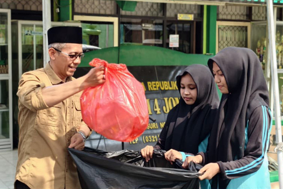 MTsN 4 Denanyar Jombang Kumandangkan “Gema Sajadah” – Gerakan Madrasah Sampah Jadi Sedekah 5 Dari Kantong Sampah ke Berkah 1