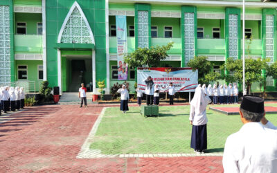 Upacara Bendera: Melukis Karakter dengan Ritme Disiplin dan Akhlak Mulia