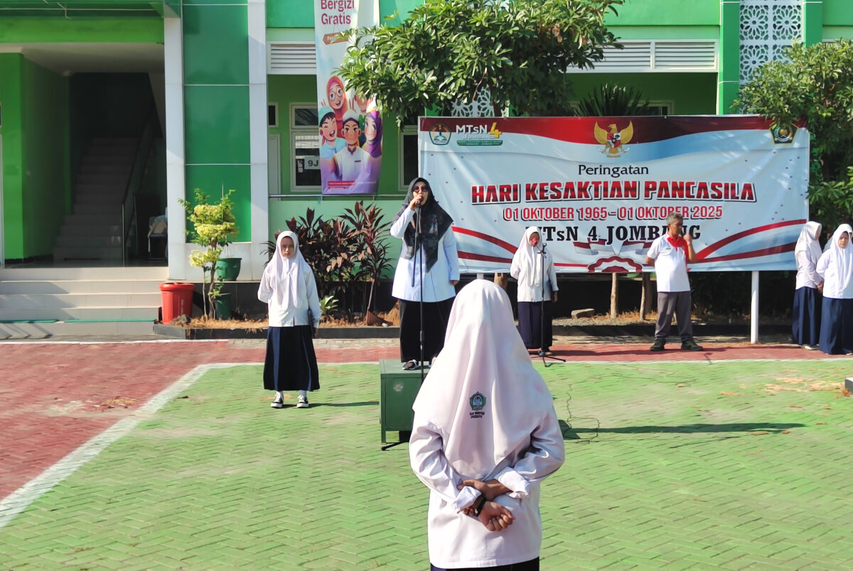 Upacara Bendera: Melukis Karakter dengan Ritme Disiplin dan Akhlak Mulia 1 IMG 20251013 072530