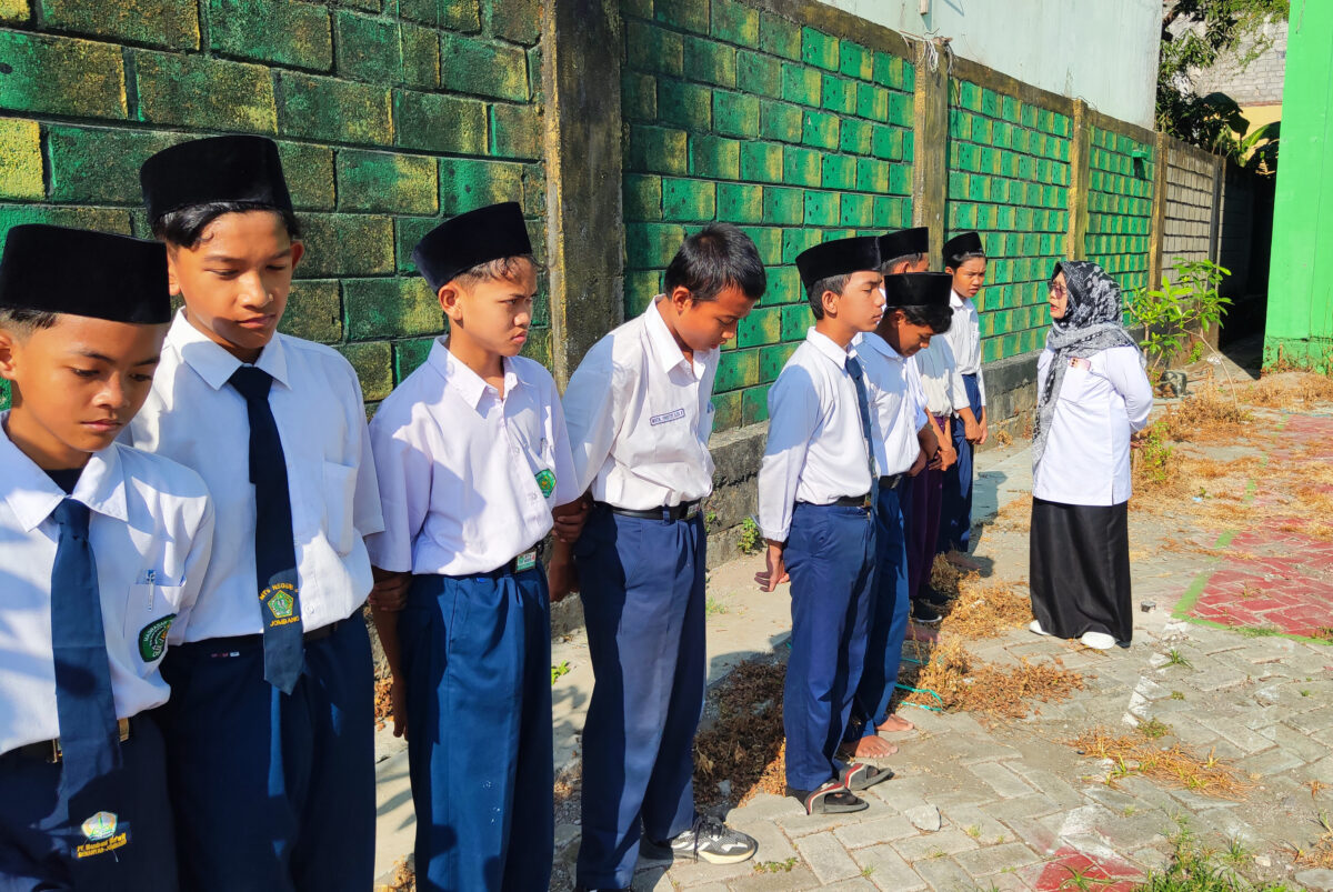 Pendidikan Karakter yang Menyentuh Hati: Saat Guru Mengubah Pelanggaran Menjadi Pelajaran Berharga 1 IMG 20251013 072959