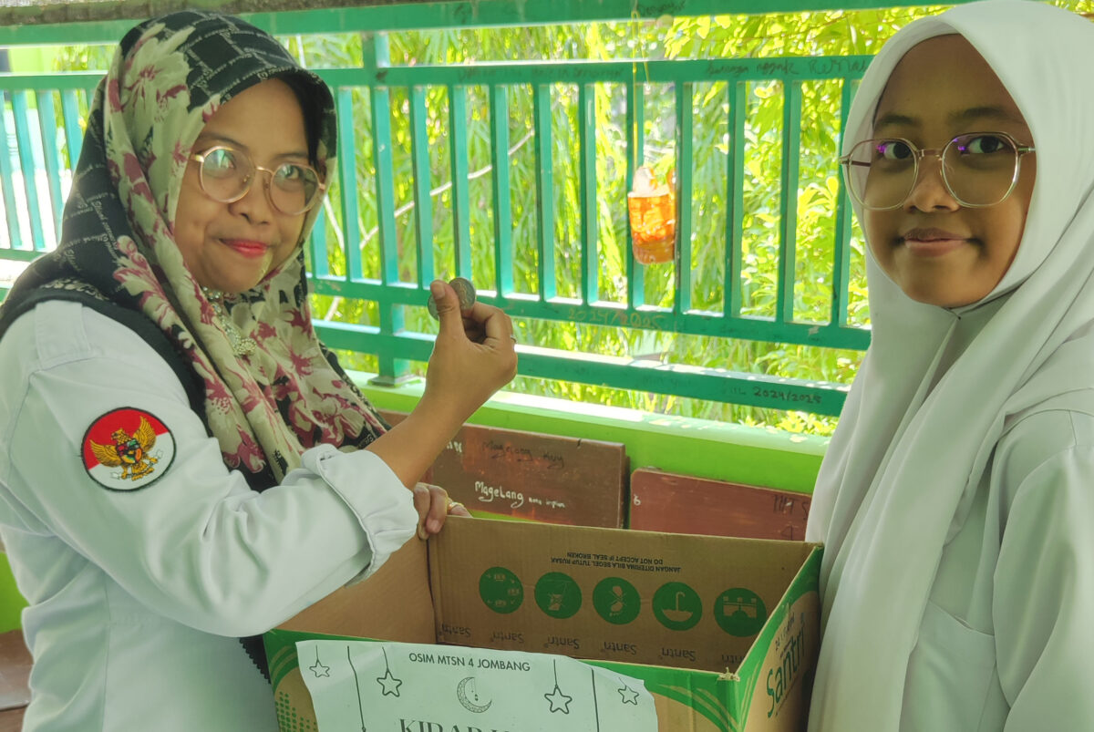 Koin-Koin Kecil, Empati Besar: Semangat Santri MTsN 4 Jombang Menyemarakkan HSN 2025 dengan Aksi Nyata 2 IMG 20251013 090228