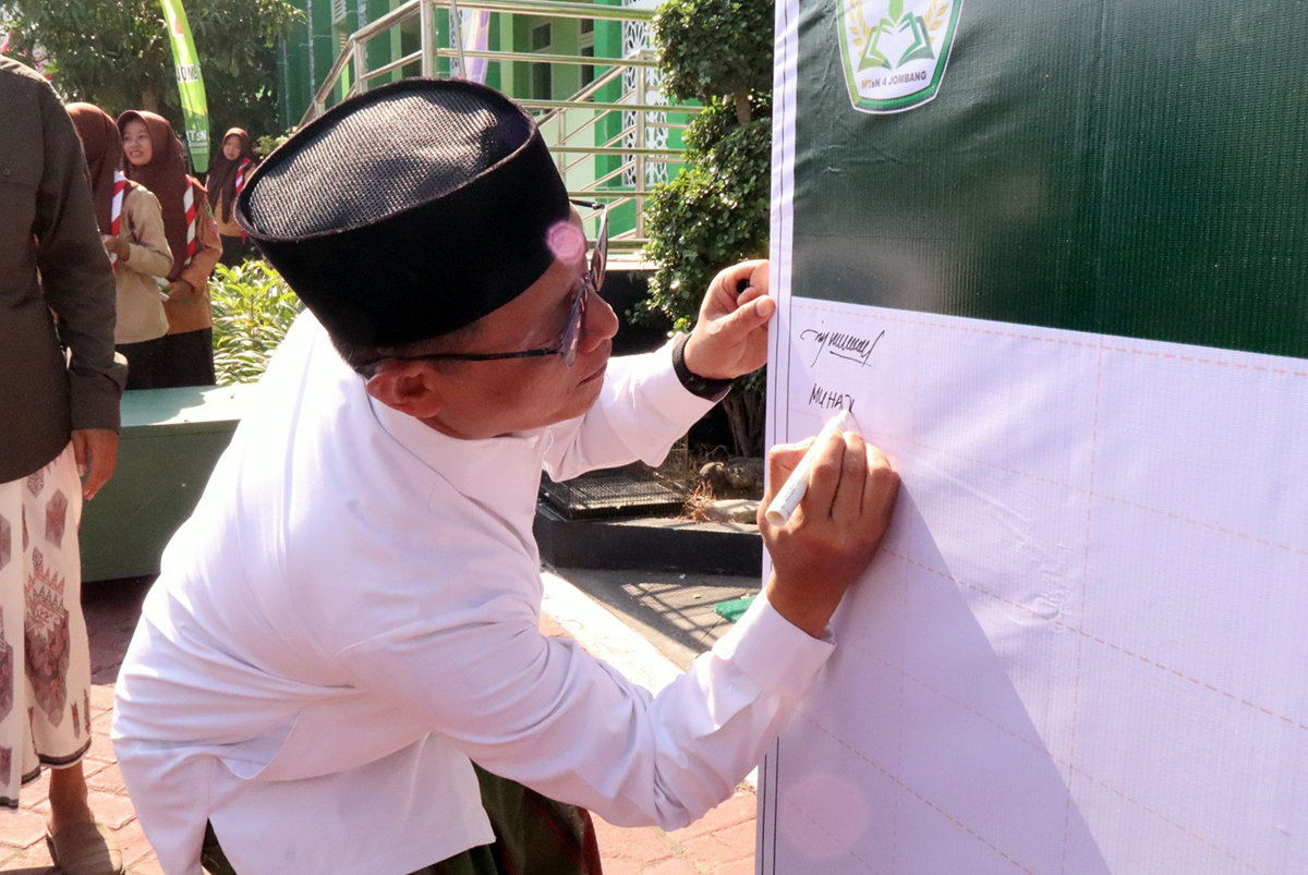 MTsN 4 Jombang Pimpin Deklarasi Satuan Kerja Ramah Anak se-KKM: Meneguhkan Komitmen Madrasah yang Aman, Sehat, dan Penuh Cinta 4 WhatsApp Image 2025 10 18 at 19.34.50