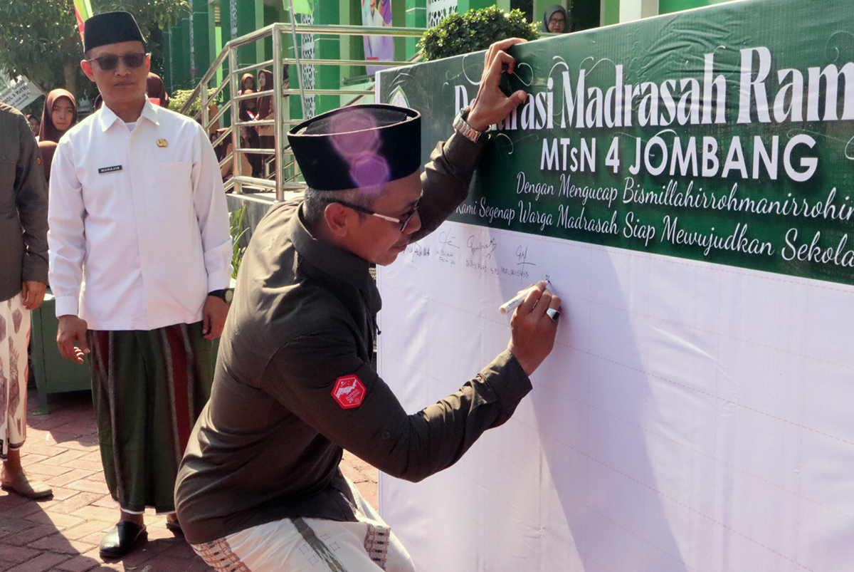 MTsN 4 Jombang Mengukir Sejarah: Deklarasi Satuan Kerja Ramah Anak, Wujudkan Madrasah Aman, Sehat, dan Penuh Cinta 3 WhatsApp Image 2025 10 18 at 19.37.09