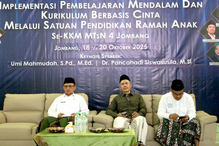 Dari Deklarasi ke Aksi: MTsN 4 Jombang Wujudkan Madrasah Ramah Anak Melalui Kurikulum Berbasis Cinta 10 WhatsApp Image 2025-10-18 at 19.42.28