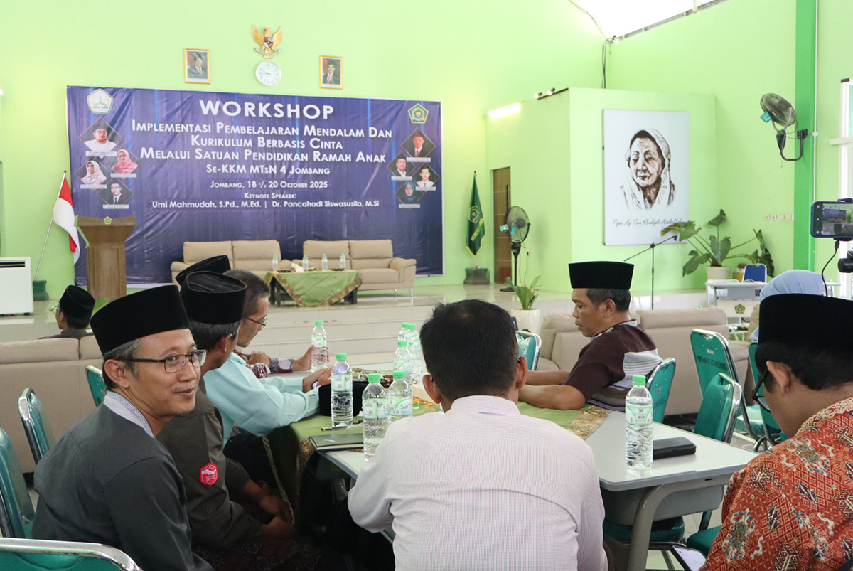 MTsN 4 Jombang Teguhkan Komitmen Madrasah Ramah Anak Melalui Workshop Pembelajaran Mendalam dan Kurikulum Berbasis Cinta 4 WhatsApp Image 2025 10 18 at 19.46.31 1