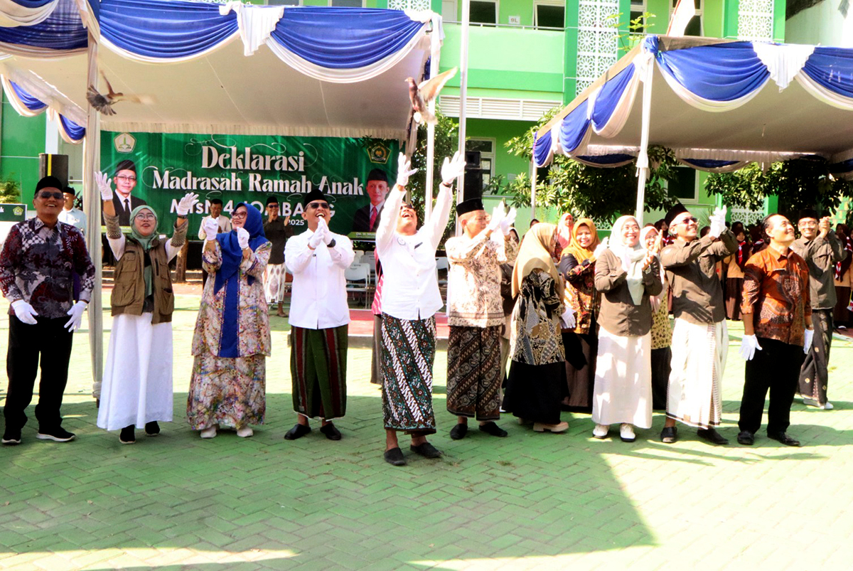 MTsN 4 Jombang Pimpin Deklarasi Satuan Kerja Ramah Anak se-KKM: Meneguhkan Komitmen Madrasah yang Aman, Sehat, dan Penuh Cinta 3 WhatsApp Image 2025 10 18 at 19.55.59