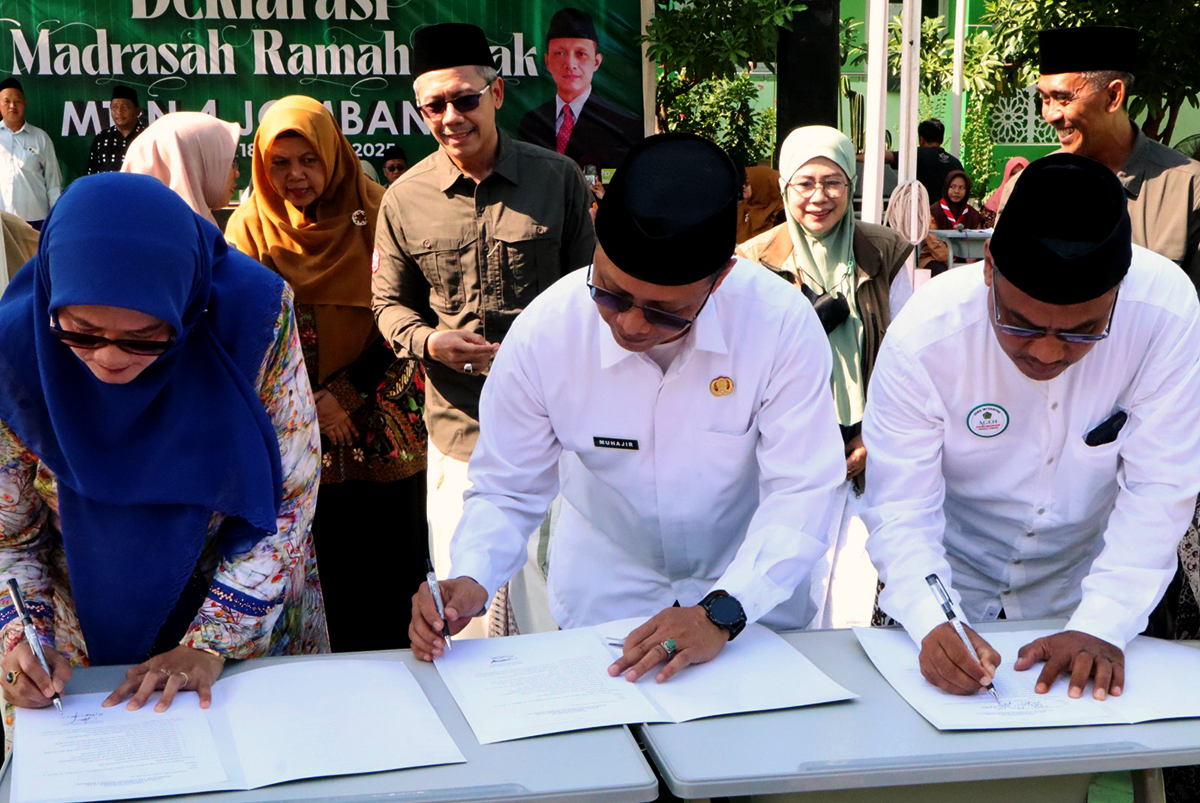 MTsN 4 Jombang Pimpin Deklarasi Satuan Kerja Ramah Anak se-KKM: Meneguhkan Komitmen Madrasah yang Aman, Sehat, dan Penuh Cinta 5 WhatsApp Image 2025 10 18 at 19.56.00