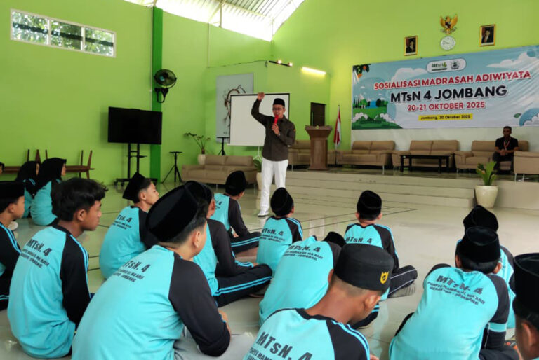MTsN 4 Jombang: Dari Sampah Jadi Berkah, Menuju Gerakan Ekologis yang Menyentuh Hati 9 WhatsApp Image 2025-10-25 at 12.18.27 (1)