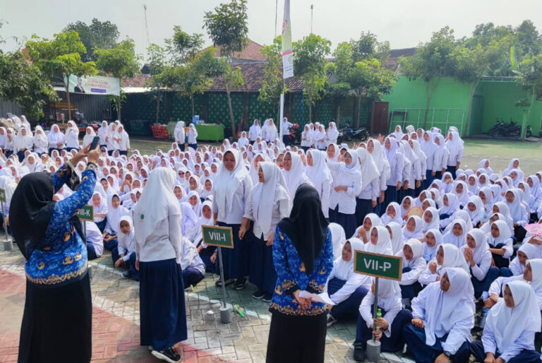 Gema Sumpah Pemuda di Lapangan MTsN 4 Jombang: Ketika Kreativitas dan Nasionalisme Menyatu dalam Parade Yel-Yel Penuh Makna 1 WhatsApp Image 2025-10-29 at 00.29.07