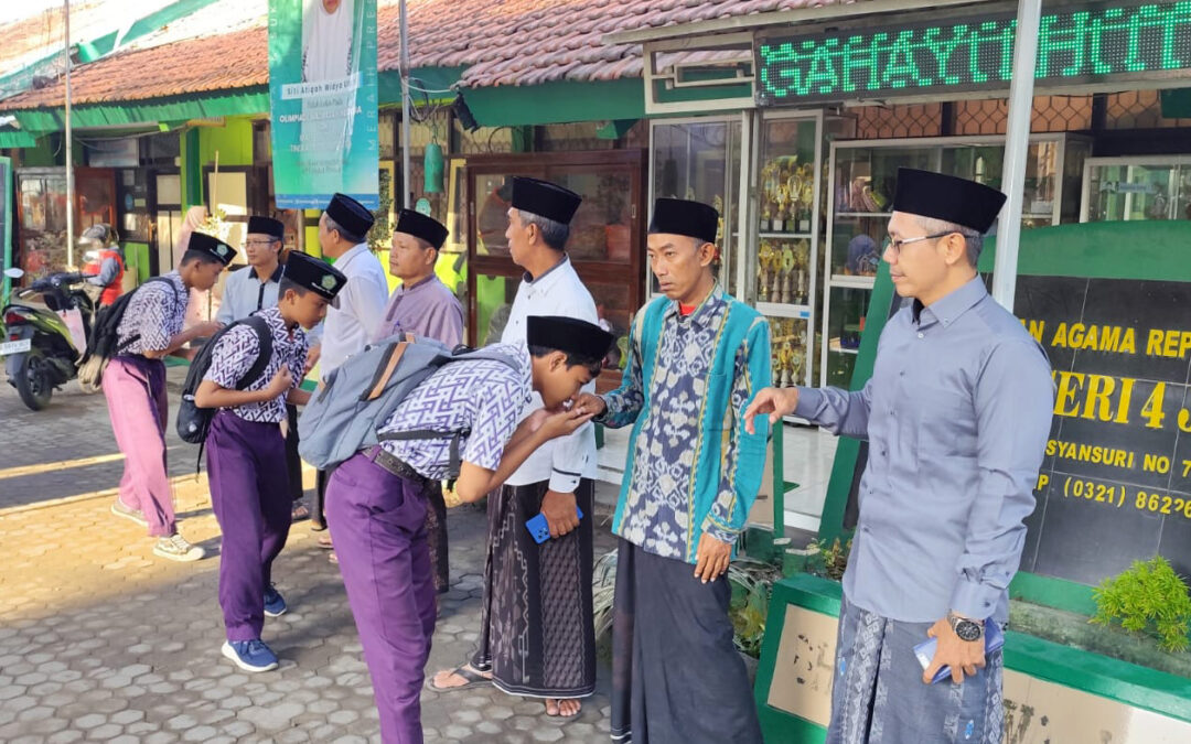 Sarung dan Kopiah: Merawat Jiwa Santri di Zaman Now