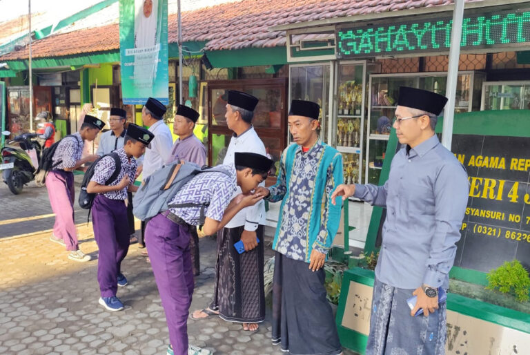 Sarung dan Kopiah: Merawat Jiwa Santri di Zaman Now 10 a4d2e55c-36a4-4810-a191-ed78cd8ba692