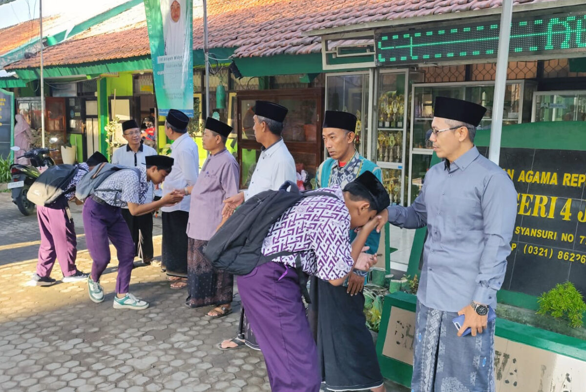 Semarak Hari Santri Nasional 2025 di MTsN 4 Denanyar Jombang : Bersarung, Berkah, dan Berjiwa Santri 1 acac21c9 7984 497e 9832 8fc0f382dbca