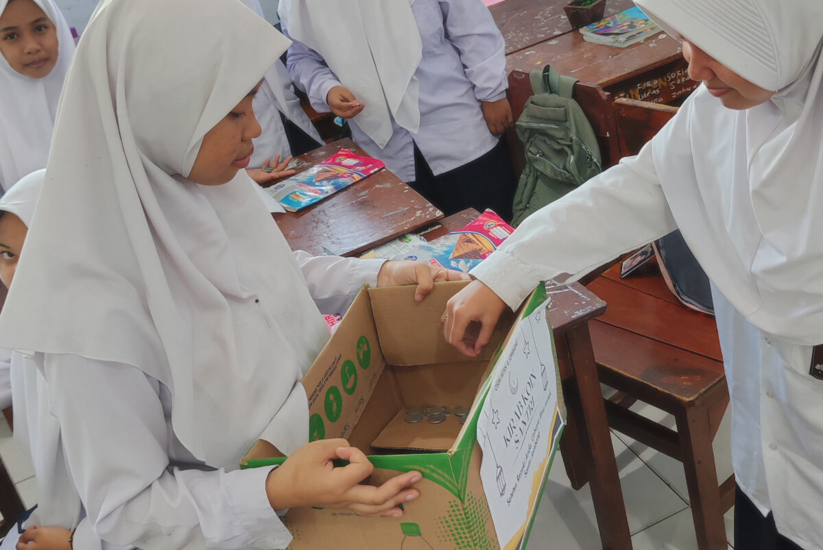 Koin-Koin Kecil, Empati Besar: Semangat Santri MTsN 4 Jombang Menyemarakkan HSN 2025 dengan Aksi Nyata 3 trashed 1762912973 IMG 20251013 090055