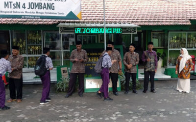 Membangun Karakter dengan Senyuman: Jejak Langkah Pagi di MTsN 4 Jombang yang Humanis dan Berkarakter