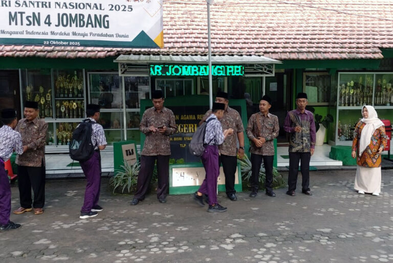 Membangun Karakter dengan Senyuman: Jejak Langkah Pagi di MTsN 4 Jombang yang Humanis dan Berkarakter 10 5577d8a4-c6e3-448e-b6dc-a162d467aaef
