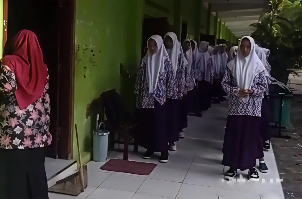 Baris Sebelum Masuk Kelas: Filosofi Pendidikan Karakter yang Menyentuh Hati di MTsN 4 Jombang