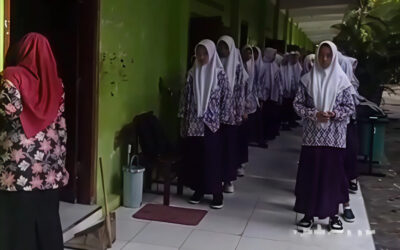 Baris Sebelum Masuk Kelas: Filosofi Pendidikan Karakter yang Menyentuh Hati di MTsN 4 Jombang