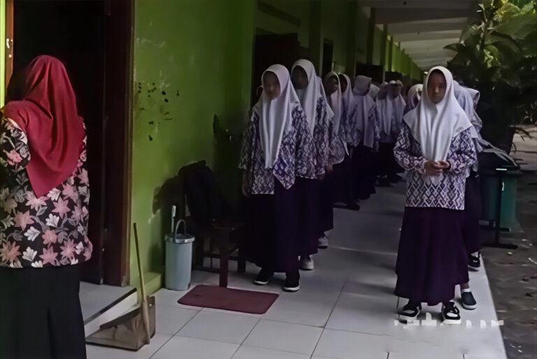 Baris Sebelum Masuk Kelas: Filosofi Pendidikan Karakter yang Menyentuh Hati di MTsN 4 Jombang 8 WhatsApp Video 2025-11-06 at 08.40 copy2-artguru