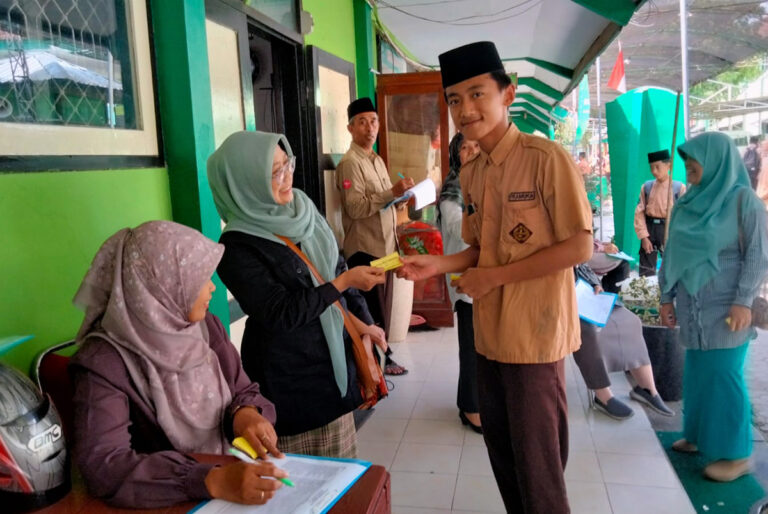 Kartu Kuning Sholat Dzuhur: Merajut Karakter Melalui Ibadah Bermakna di MTsN 4 Jombang 7 abf005d3-7250-4570-b56f-620ca1328886