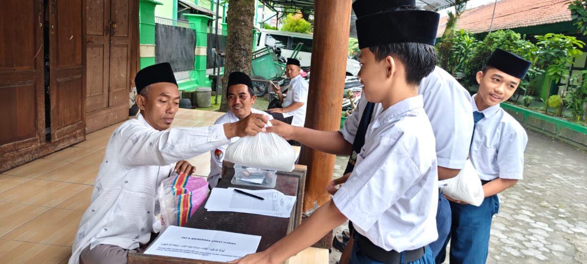 Menebar Kebaikan di Bulan Suci: MTsN 4 Jombang Gelar Pengumpulan Zakat Fitrah 1447 H 2 WhatsApp Image 2026 02 24 at 10.48.49