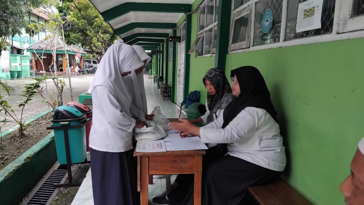 Menebar Kebaikan di Bulan Suci: MTsN 4 Jombang Gelar Pengumpulan Zakat Fitrah 1447 H 1 WhatsApp Image 2026 02 24 at 10.48.51