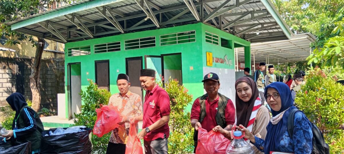Tunjukkan Predikat Adiwiyata MTsN 4 Jombang Ajak Siswanya Pilah Sampah 2 1a12d94d 89a5 42bf b7f7 b55c006f05a8